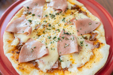 ハムとチーズが乗ったピッツァ