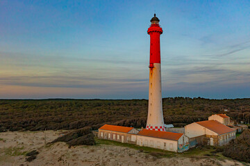 Vue aérienne du phare de la Coubre au milieu de la forêt de pins en Charente Maritime. 