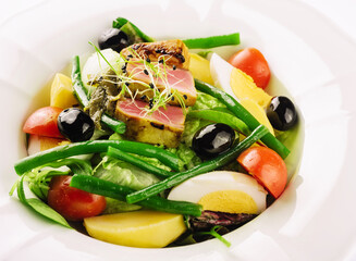 Nicoise salad with tuma and tomato