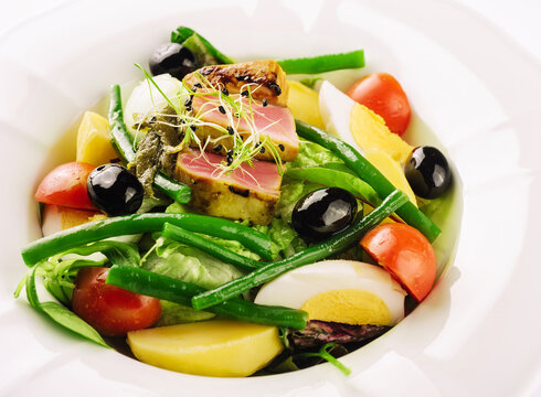 Nicoise salad with tuma and tomato