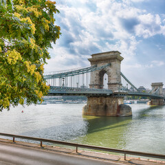 Obraz premium Breathtaking daily scene with Széchenyi Chain bridge over Danube river.