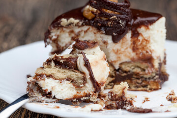 Creamy cheesecake with chocolate and cookies