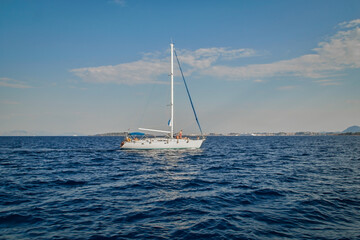 Obraz premium Sailboat on the open water