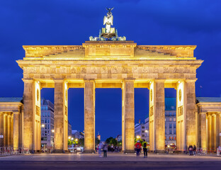 Obraz premium Brandenburg Gate (Brandenburger Tor) at night in Berlin, Germany