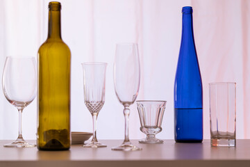 Botellas y vasos de licores