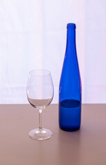 botella azul de agua
