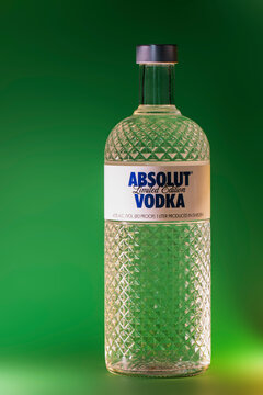 Garrafa de Vodka Absolut, edi&ccedil;&atilde;o especial e fundo verde