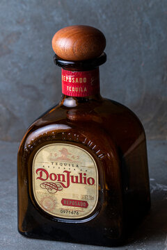 Garrafa de Tequila DonJulio com fundo de pedra cinza