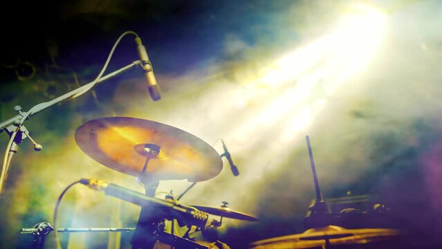 Actuaci&oacute;n musical en el escenario. Espect&aacute;culo de musica. Bateria en el escenario. Grupo de musica en vivo.