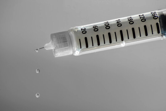 Boligrafo de insulina precargada para tratar la diabetes con gotas cayendo de la aguja. Conceptos de atenci&oacute;n de la salud.