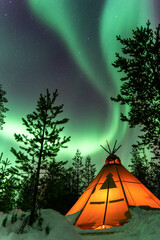 Northern lights and tent © Matheus