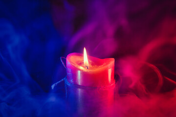 Brennende Kerze - Kerzenschein - Dunkler Hintergrund - Flamme -Burning Candle - Black or Dark Background - Light - Flame - Colorkey - Copy Space