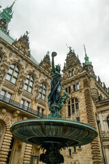 Fototapeta premium Brunnen mit Skulptur am historischen Rathaus in Hamburg