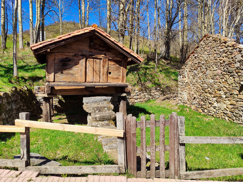 Horreo, typical granary, Lario village, Monta&ntilde;a de Ria&ntilde;o y Mampodre Regional Park, Leon province, Spain