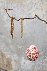 Osterei am Haselzweig mit Samen im Frühling