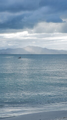 Mar tranquilo e calmo em Florianópolis na lagoinha norte da ilha paz sussego verão raios do sol chuva nublado nuvens