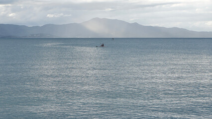 Mar tranquilo e calmo em Florianópolis na lagoinha norte da ilha paz sussego verão raios do sol chuva nublado nuvens