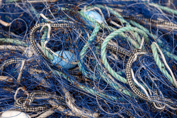 Blaue Fischernetze, Taue und Schwimmer, Bretagne,