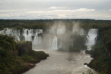 Cataratas do Iguaçu cachoeira quedas rio água corrente natureza beleza natural maravilha do mundo Foz do Iguaçu Paraná Brasil 