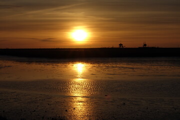 Nordsee Wattenmeer Weltnaturerbe am Hafen  Ne&szlig;mersiel  - Dornum