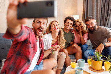 Obraz premium Friends having fun taking selfies while spending time at home