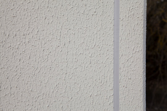 Neue Fassade mit Rollputz in Grau