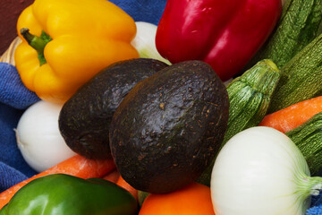 Colorida variedad de vegetales frescos en una canasta