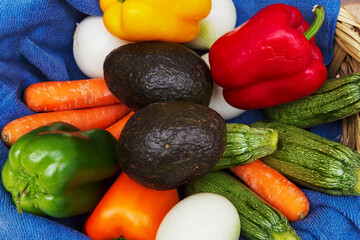 Colorida variedad de vegetales frescos en una canasta
