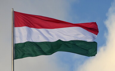 Fototapeta na wymiar Im Wind wehende Flagge Ungarns