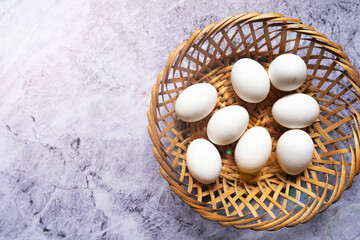 La belleza de la simplicidad: Huevos frescos y blancos sobre una mesa de mármol
