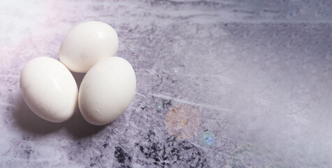 La belleza de la simplicidad: Huevos frescos y blancos sobre una mesa de mármol