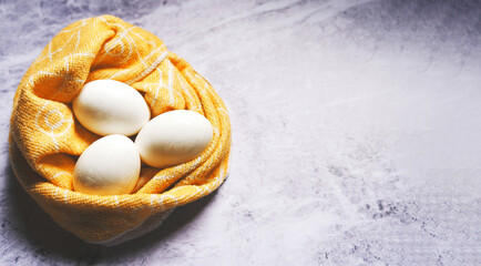 La belleza de la simplicidad: Huevos frescos y blancos sobre una mesa de mármol
