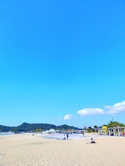 日本の和歌山県の観光地、快水浴百選海の部特選にも選ばれた片男波海水浴場の海と砂浜と晴れた青空が美しい夏の風景（コピースペースあり）