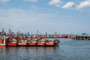Barco pesquero en puerto y mar