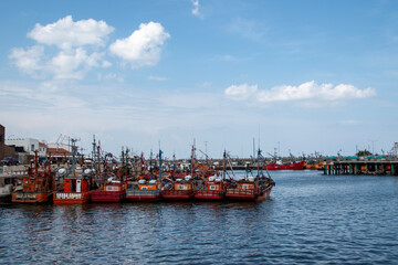 Barco pesquero en puerto y mar