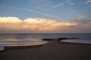 Playa con mar en vacaciones de verano