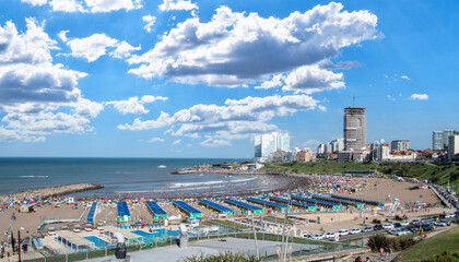 Playa con mar en vacaciones de verano