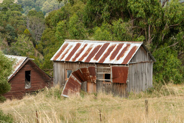 Obraz premium Old rusty derelict sheds made from sheets of corrugated iron in rural Tasmania, Australia.