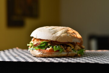 hambúrguer artesanal com batatas e salada