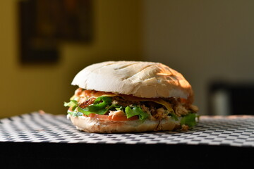 hambúrguer artesanal com batatas e salada
