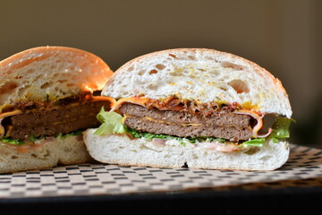 hambúrguer artesanal com batatas e salada