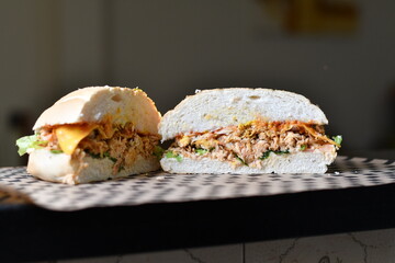 hambúrguer artesanal com batatas e salada
