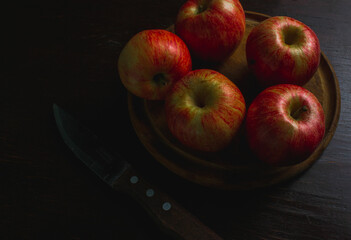 Vista superior de manzanas rojas sobre la mesa