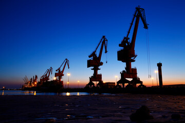 Fototapeta na wymiar Port crane for work in the beauty of the night