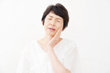 歯が痛い中年女性　白背景
