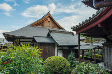寺と空