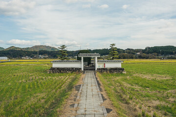 野原にぽつんと寺