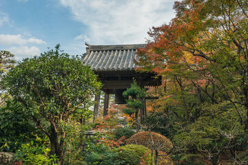 寺の鐘と紅葉と空