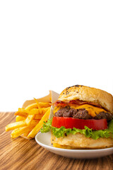 Hamburguesa de carne con queso cheddar con papas fritas en base de madera