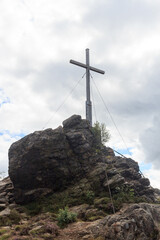 Obraz premium Summit cross on mountain Silberberg in Bavarian Forest, Germany